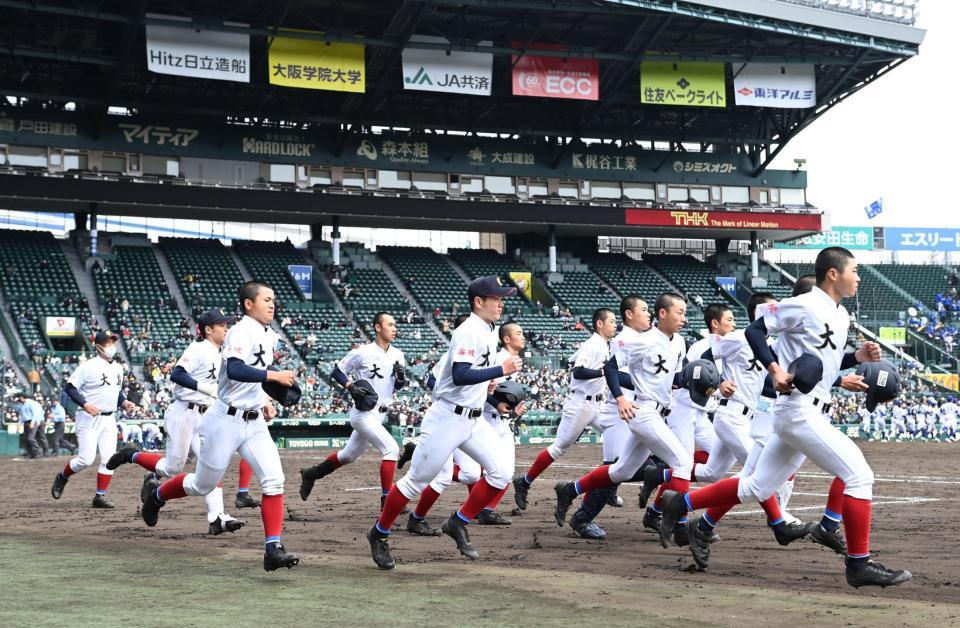 　初戦で敗れ、客席に向かって走る大島ナイン