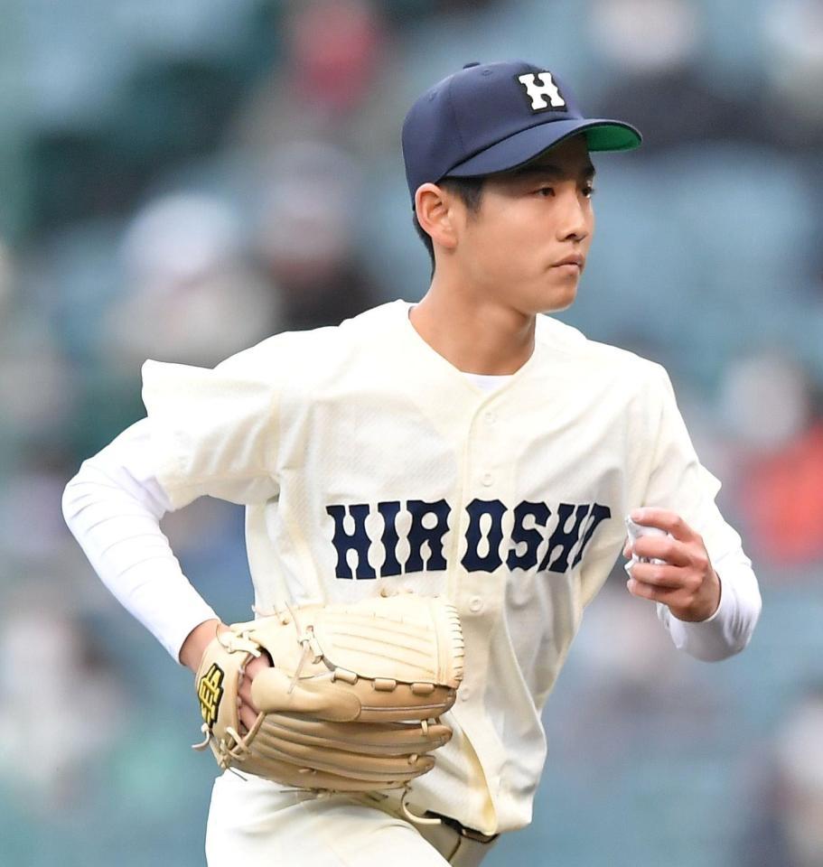 　７回を終え、ベンチへ戻る広島商・浴口（撮影・伊藤笙子）