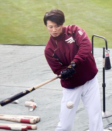 　全体練習に参加し、打撃練習する西川