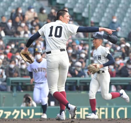 完投勝利を挙げ、笑顔を見せる大阪桐蔭・川原（撮影・高部洋祐）