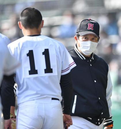 試合中、選手に指示を送る広陵・中井監督（右）＝撮影・伊藤笙子