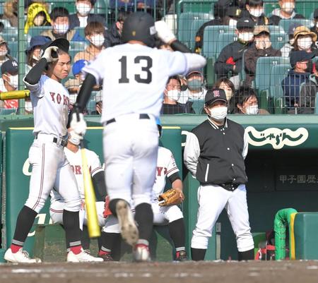 ８回、谷本（13）が三振に倒れ、厳しい表情の広陵・中井監督（右）＝甲子園（撮影・高部洋祐）