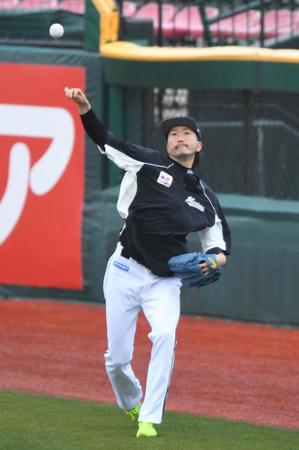 　キャッチボールで調整する石川（撮影・開出牧）