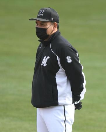 　練習を見守る井口監督（撮影・開出牧）