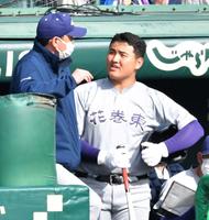 　１回、佐々木洋監督（左）と話す佐々木麟太郎（撮影・伊藤笙子）