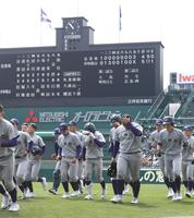 　初戦敗退となり、悔しそうに引き揚げる佐々木麟太郎（右から４人目）ら花巻東ナイン（撮影・石井剣太郎）