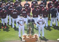 練習前、ナインと共にグラウンドで必勝祈願を行う（手前左から）石井監督、米田球団社長、則本（撮影・開出牧）