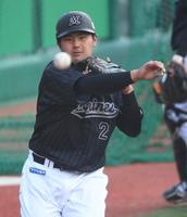 　ノックを受ける松川（撮影・開出牧）