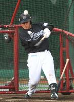 　フリー打撃で快音を響かせる松川（撮影・開出牧）