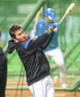 　ロングティーで汗を流す新庄ビッグボス（撮影・高石航平）