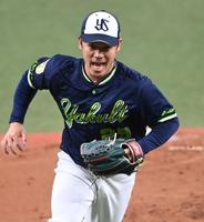 　投内連係でボールを追う小川（撮影・田中太一）