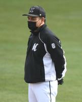 　練習を見守る井口監督（撮影・開出牧）