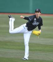 キャッチボールで調整する佐々木朗＝楽天生命（撮影・開出牧）