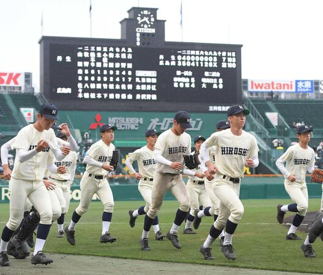 広島商　２０年ぶり聖地で校歌　１６安打中１５本が単打　伝統の“つなぐ野球”で４元号星