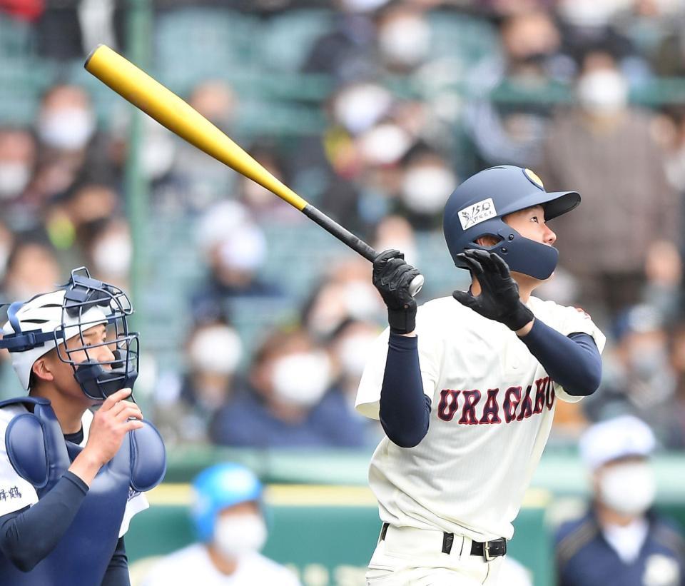 大分舞鶴戦でバックスクリーンへ２ランを放った浦和学院・高山＝１９日