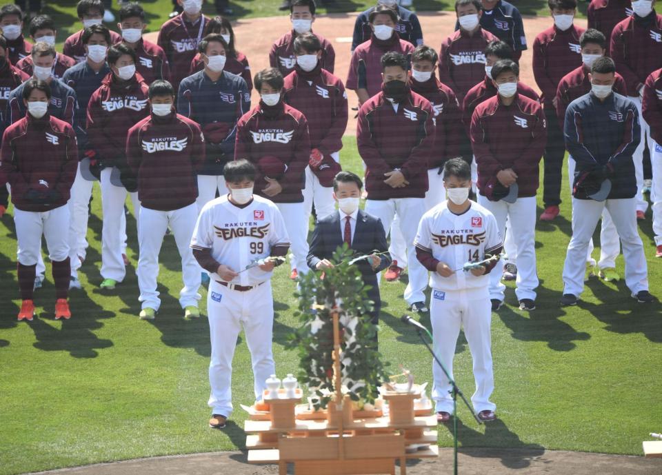 練習前、ナインと共にグラウンドで必勝祈願を行う（手前左から）石井監督、米田球団社長、則本（撮影・開出牧）