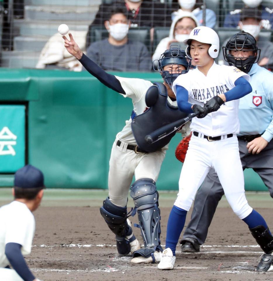 ７回、和歌山東・中は空振り三振、浦和学院・高山が此上の二盗を刺し併殺とする