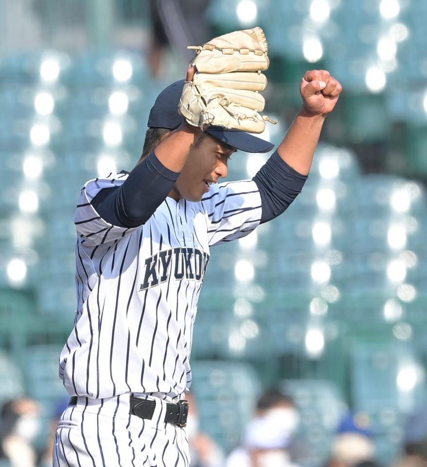 　広陵相手に完投勝利を挙げ、ガッツポーズを決める九州国際大付・香西一希（撮影・高部洋祐）