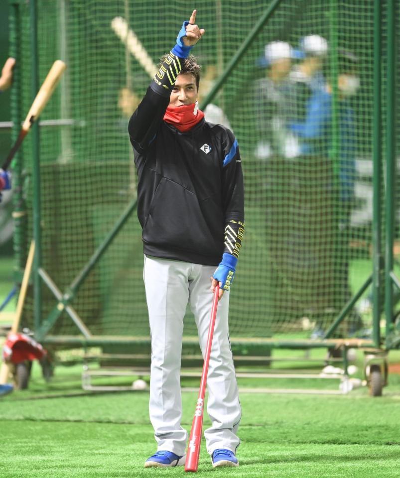 　ロングティー前にホームランを予告する新庄ビッグボス（撮影・高石航平）