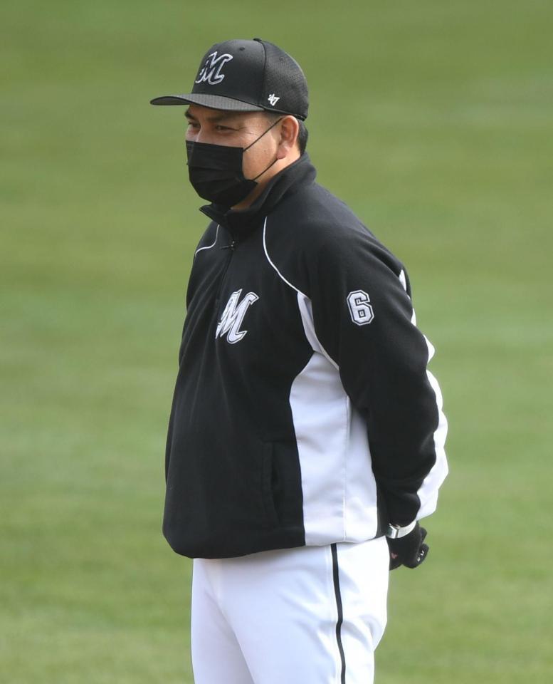 　練習を見守る井口監督（撮影・開出牧）