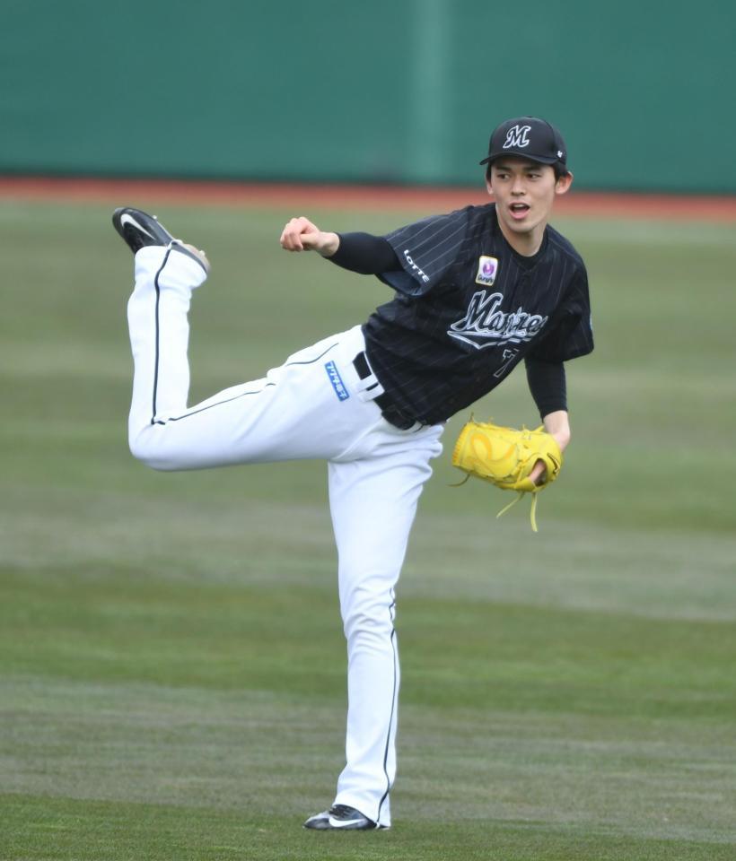 キャッチボールで調整する佐々木朗＝楽天生命（撮影・開出牧）