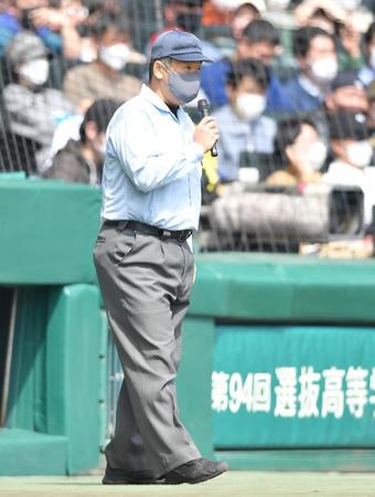 　８回、二塁走者の木更津総合・大久保達希が三塁でアウトになった件について説明する審判（撮影・伊藤笙子）