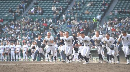 木更津総合にサヨナラ勝ちし、アルプスに駆け出す金光大阪ナイン＝甲子園（撮影・高部洋祐）