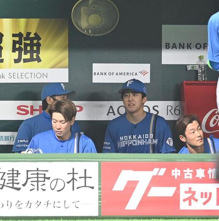 　１回をなんとか無失点に抑え、ベンチで安どの表情を見せる北山（右）＝撮影・高石航平