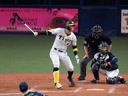 　３回、佐藤輝は左翼線に二塁打を放つ（撮影・山口登）