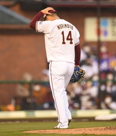 　６回、ロッテ打線につかまり降板する則本（撮影・開出牧）