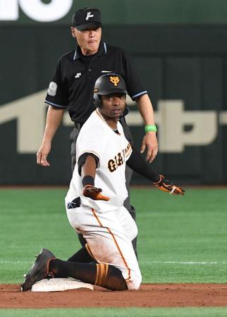 　５回、ポランコは右前適時安打を放ち、送球の間に二進（撮影・佐藤厚）