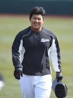 　試合前の練習でリラックスした表情の松川＝撮影・開出牧