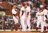 　６回、レアードに左前適時打を打たれ降板した則本（マウンド中央）＝撮影・開出牧