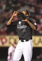 　８回から登板し１イニングを無失点に抑え天を仰ぐゲレーロ（撮影・開出牧）