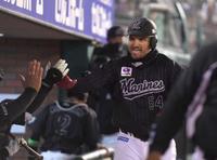 　８回、右越え適時二塁打を放ちナインとタッチをかわすレアード（撮影・開出牧）