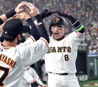 　２回、丸は右越えに先制本塁打を放つ（撮影・佐藤厚）