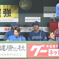 　１回をなんとか無失点に抑え、ベンチで安どの表情を見せる北山（右）＝撮影・高石航平