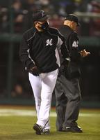 　８回、投手交代を告げた井口監督（撮影・開出牧）