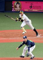 　２回、糸井は中前に同点適時打を放つ（投手・小川）＝撮影・山口登