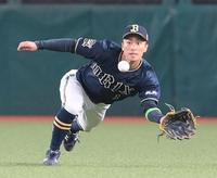 　７回、外崎の打球を好捕する中堅手の福田（撮影・堀内翔）