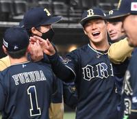 　７回、好守備を見せた福田（左）とタッチを交わす山本（撮影・堀内翔）