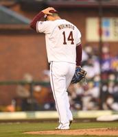 　６回、ロッテ打線につかまり降板する則本（撮影・開出牧）