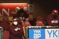 　６回途中で降板しベンチ奥で悔しそうに頭をかきむしる則本（後方）＝撮影・開出牧