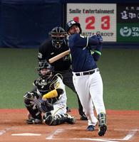 　８回、サンタナは中越えに２ランを放つ（撮影・山口登）