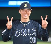 　開幕戦を勝利してピースする山本（撮影・堀内翔）