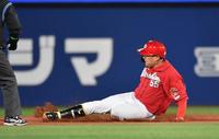 　２回、一塁への打球を知野が失策。二進を決める松山（撮影・佐々木彰尚）