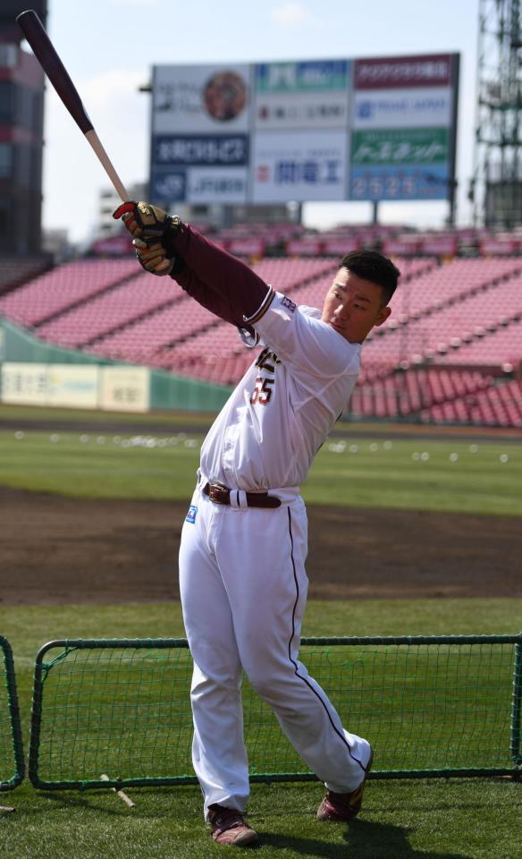 　バント練習の合間に豪快な素振りを見せる安田（撮影・開出牧）