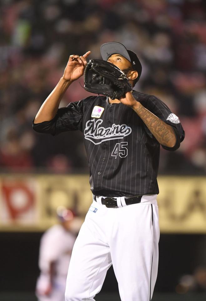 　８回から登板し１イニングを無失点に抑え天を仰ぐゲレーロ（撮影・開出牧）