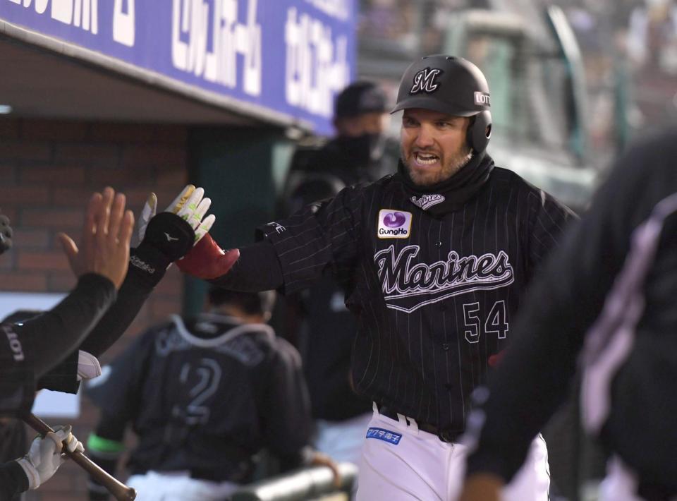 　８回、右越え適時二塁打を放ちナインとタッチをかわすレアード（撮影・開出牧）