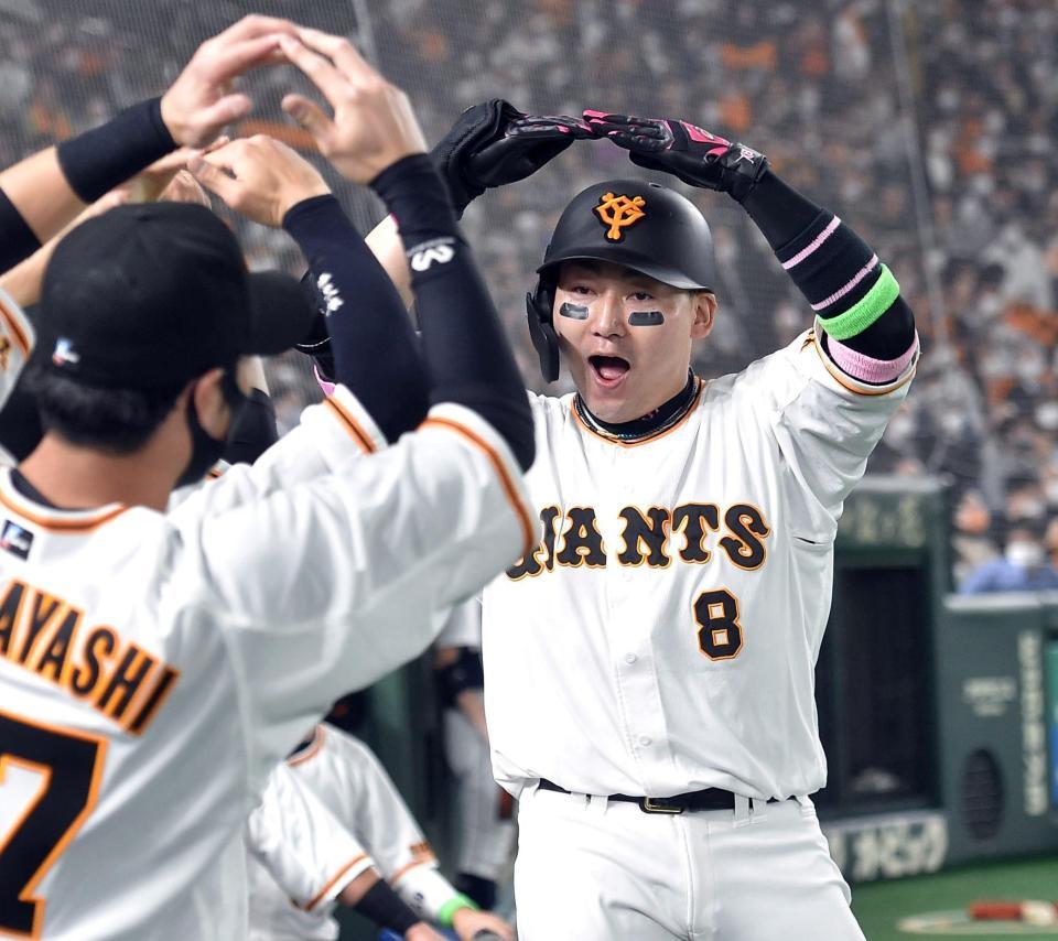 　２回、丸は右越えに先制本塁打を放つ（撮影・佐藤厚）